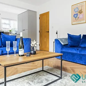  Apartment Bright 4br House - Near Hospital, Sherwood, Clinton Market, Qmc & Centre - Sleeps 8